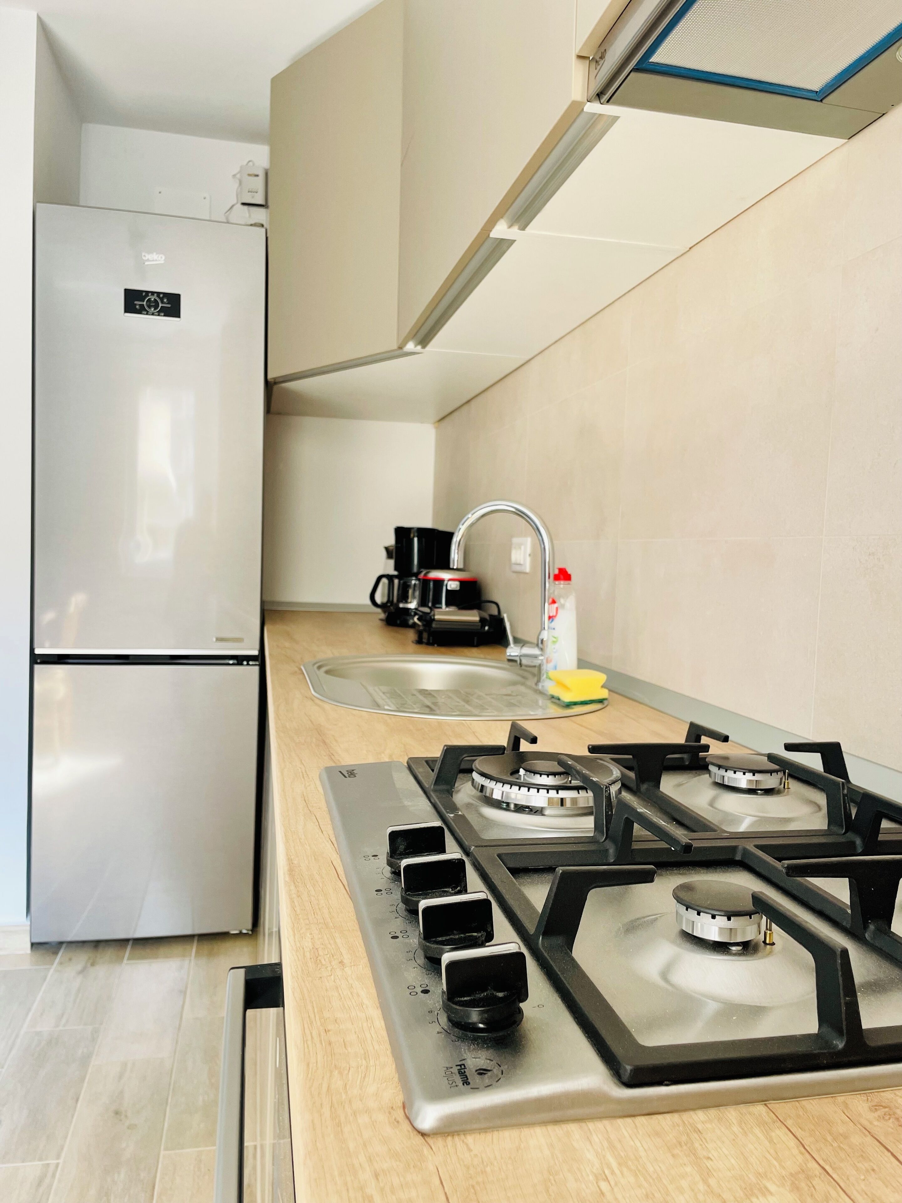 Frigorífico, horno, placa de cocina y cafetera o tetera