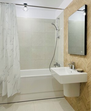 Hair dryer, towels - Mountain Crib in Urban Plaza w. Parking and Smart TV (Brașov)
