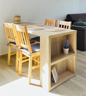 Dining - Mountain Crib in Urban Plaza w. Parking and Smart TV (Brașov)