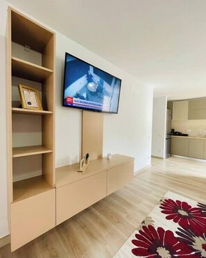 Interior - Mountain Crib in Urban Plaza w. Parking (Brașov)