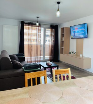 TV - Mountain Crib in Urban Plaza w. Parking (Brașov)