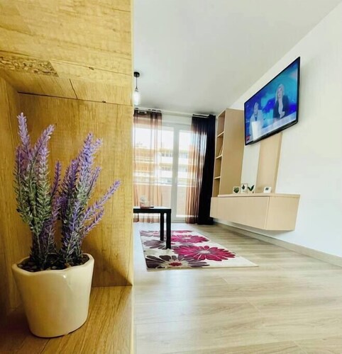 Mountain Crib in Urban Plaza w. Parking and Smart TV