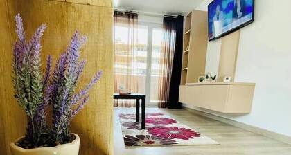 Mountain Crib in Urban Plaza w. Parking and Smart TV