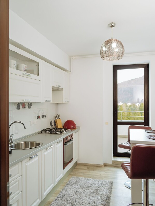 Fridge, microwave, oven, stovetop
