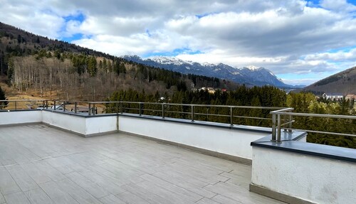 Panoramic Mountain View Loft - Free Parking