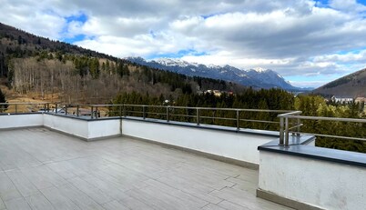 Panoramic Mountain View Loft - Free Parking