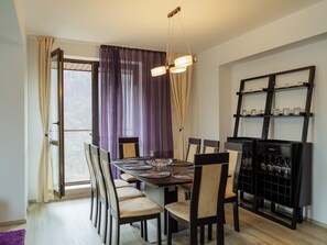 Dining - Panoramic Mountain View Loft - Free Parking (Sinaia)