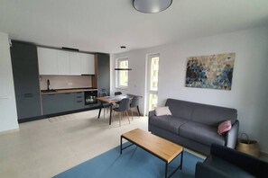 Smart TV - Modern Escape in Urban Plaza w. Balcony and Parking (Brașov)