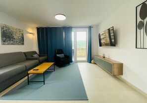 Smart TV - Modern Escape in Urban Plaza w. Balcony and Parking (Brașov)