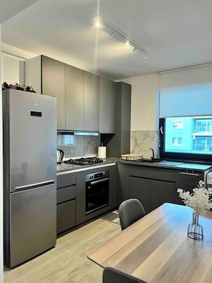 Réfrigérateur, four à micro-ondes, un four, surface de cuisson