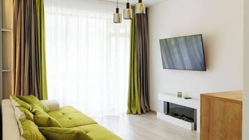 Smart TV, fireplace