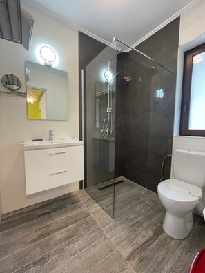 Secador de cabelo, toalhas de banho