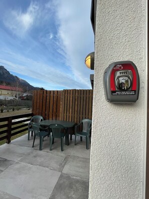 Outdoor dining - Chalet Cati Riverfront and Mountain View | Baby Crib (Bușteni)