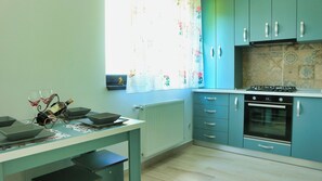Fridge, oven, stovetop, coffee/tea maker - Cozy Flowers Studio • Fast Wi-Fi and Washer-Dryer (Brașov)