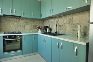 Jääkaappi, uuni, liesi, kahvin-/teenkeitin