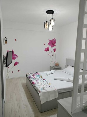 1 habitación, tabla de planchar con plancha, wifi gratis y ropa de cama