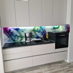 Kühlschrank, Ofen, Herdplatte, Wasserkocher mit Kaffee-/Teezubehör