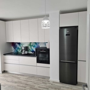 Fridge, oven, stovetop, coffee/tea maker