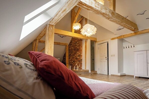 4 bedrooms, iron/ironing board, WiFi, bed sheets