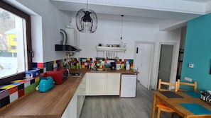 Fridge, microwave, stovetop, dishwasher