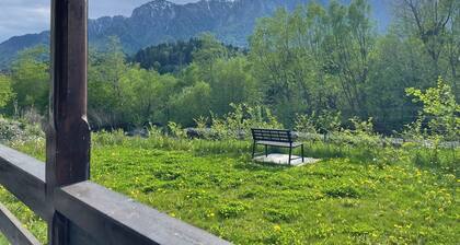 Cozy Riverfront 2 with Garden and Mountain View