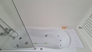 Séchoir à cheveux, serviettes fournies