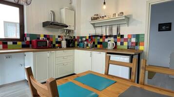 Refrigerador, microondas, placa de cocina, lavavajillas