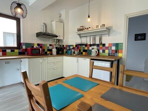 Kühlschrank, Mikrowelle, Herdplatte, Geschirrspüler
