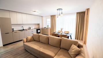 Una televisión, una chimenea