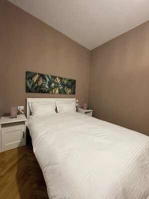 1 slaapkamer, een strijkplank/strijkijzer, wifi, beddengoed