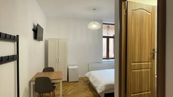 1 habitación, tabla de planchar con plancha, wifi y ropa de cama