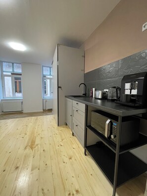 Refrigerador, microondas, cafetera y tetera y utensilios de cocina 