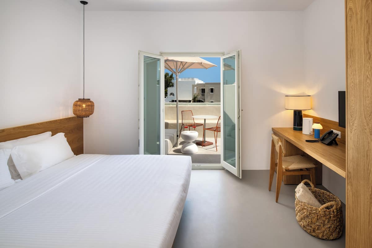Senior Suite, Hot Tub | 1 bedroom, premium bedding, minibar, desk