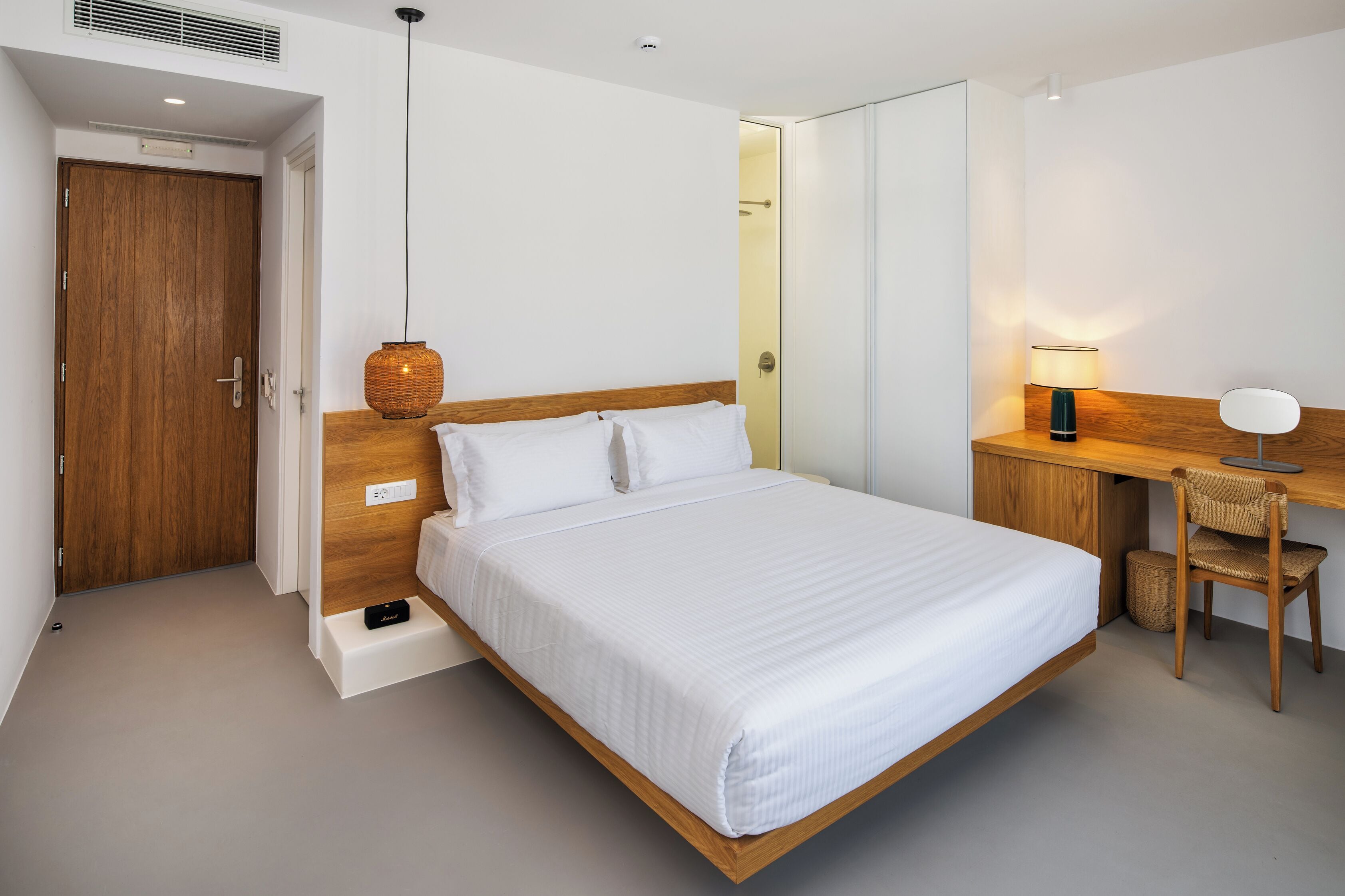1 kamar tidur, seprai premium, minibar, dan meja kerja