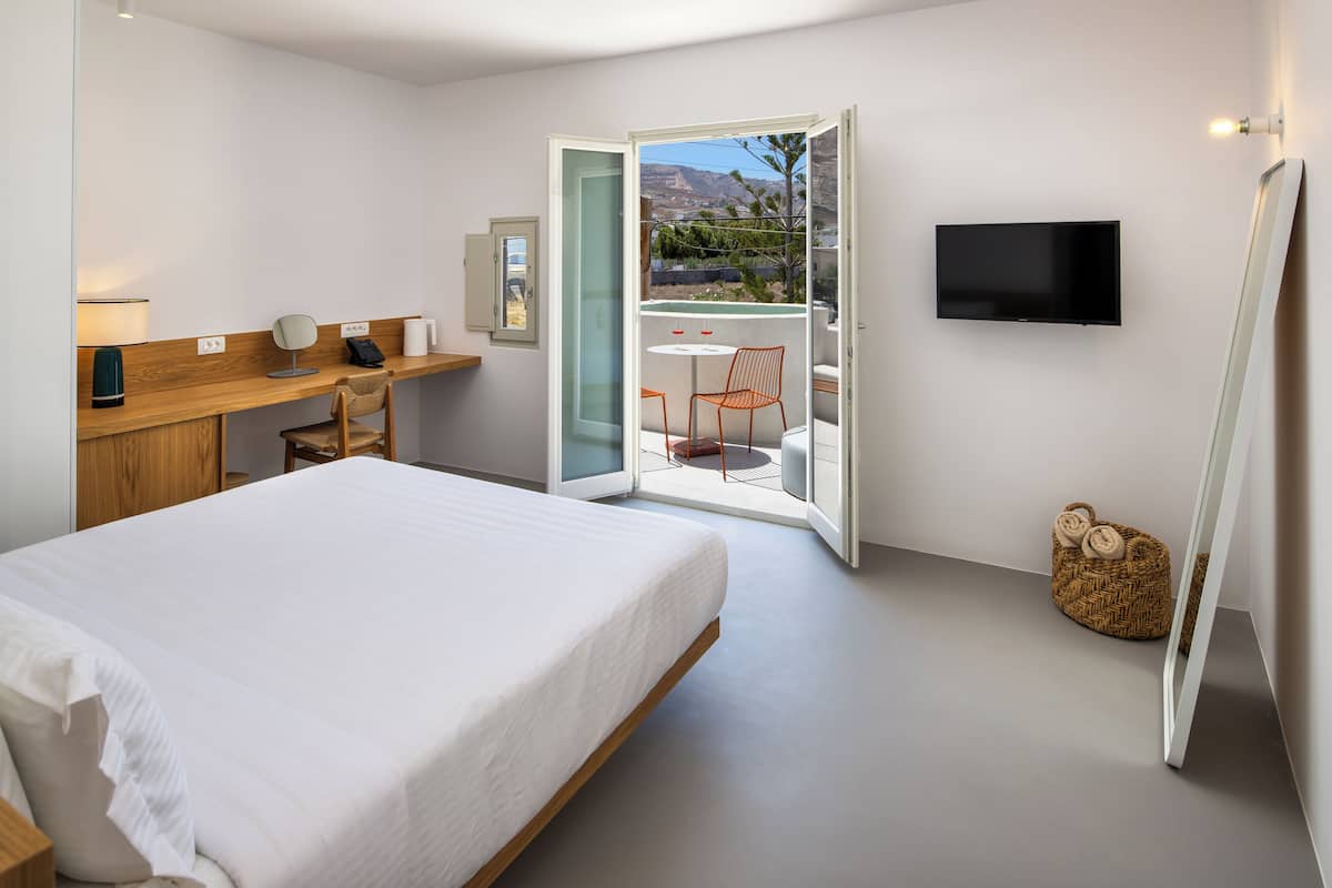 Superior Suite, Hot Tub | 1 bedroom, premium bedding, minibar, desk