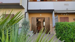 Ein zweistöckiges Gebäude mit einem Balkon im oberen Stockwerk.