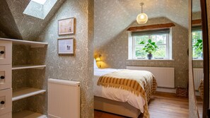 2 bedrooms, iron/ironing board, travel cot, free WiFi