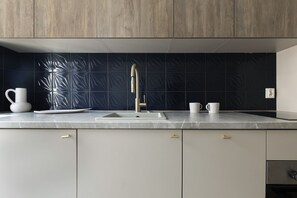 Comfort Apartment | Private kitchen | Mini-fridge, electric kettle, cookware/dishes/utensils - Elite Apartments Ogarna Superior (Gdansk)