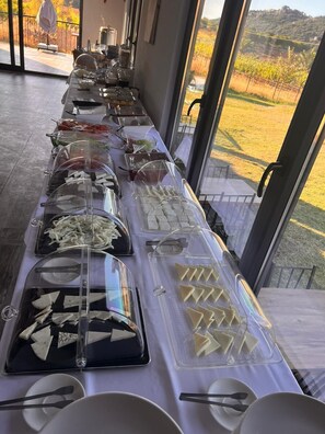 Bao gồm bữa sáng buffet hàng ngày 