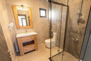Duş, ücretsiz banyo/kozmetik ürünleri, saç kurutma makinesi, terlik 