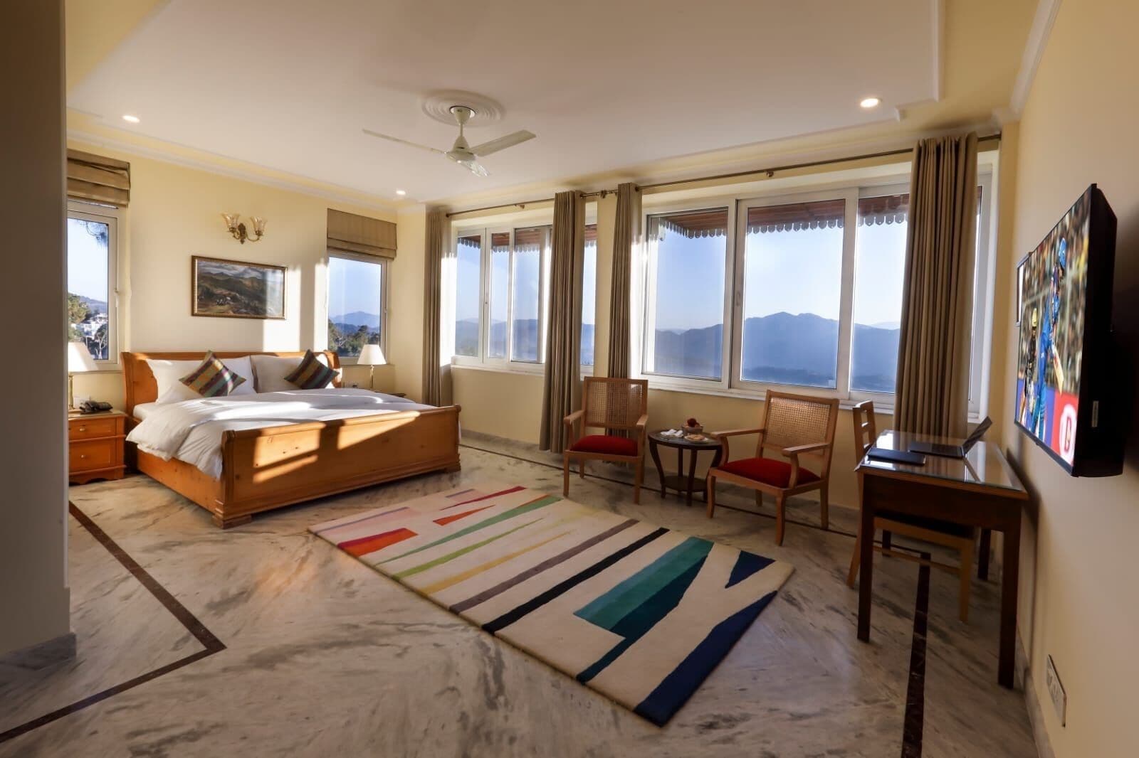 Deluxe tweepersoonskamer | Bedden met traagschuimmatrassen, een bureau, een laptopwerkplek