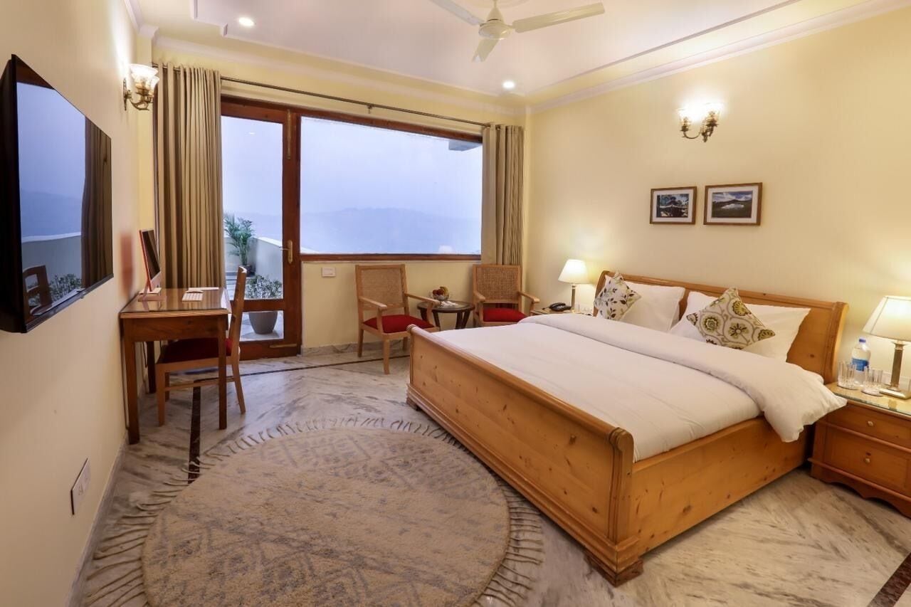 エクスクルーシブ 4 人部屋 | 低反発ベッド、デスク、ノートパソコン用作業スペース、WiFi (無料)