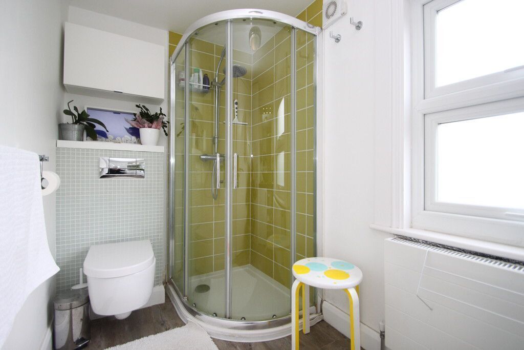 Basic Apartment | Bathroom | Soap, shampoo, toilet paper