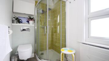 Basic Apartment | Bathroom | Soap, shampoo, toilet paper