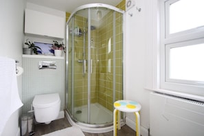 Basic Apartment | Bathroom | Soap, shampoo, toilet paper