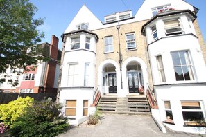 Front of property - Free parking - Kingston upon thames (Kingston Upon Thames)