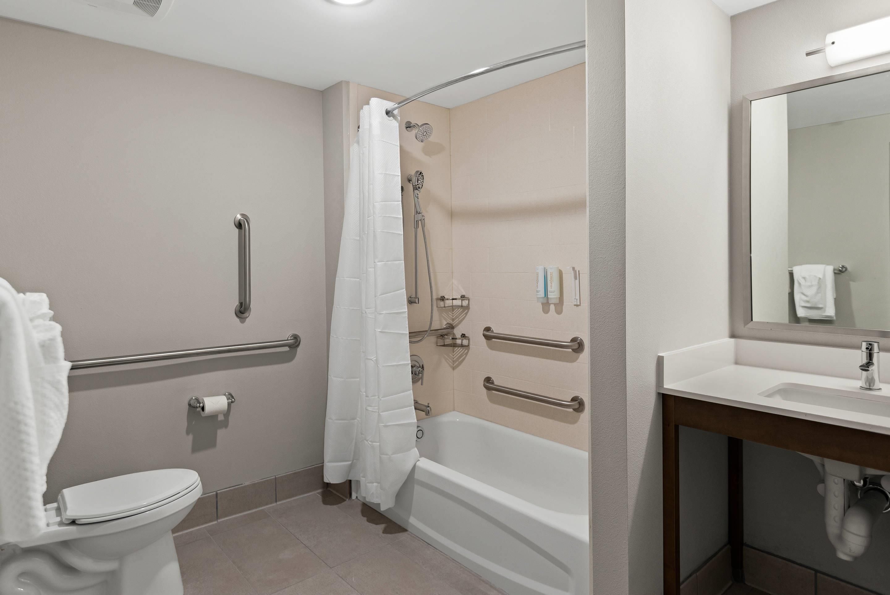 Un baño con inodoro, ducha y lavamanos.