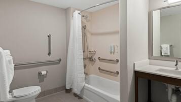 Un baño con inodoro, ducha y lavamanos.