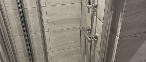 Estudio | Baño | Regadera y toallas