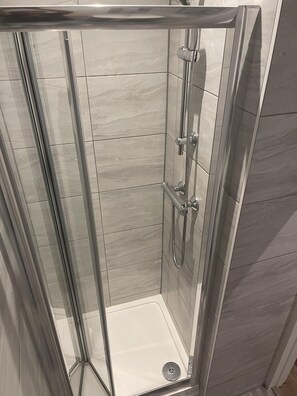 Studio | Bad | Dusj og håndklær